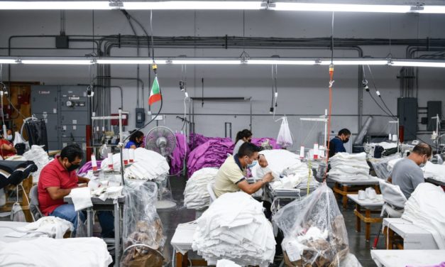 A los fabricantes de prendas de vestir les preocupa que el proyecto de ley de California amenace con una 'ventana dorada' para reubicar puestos de trabajo